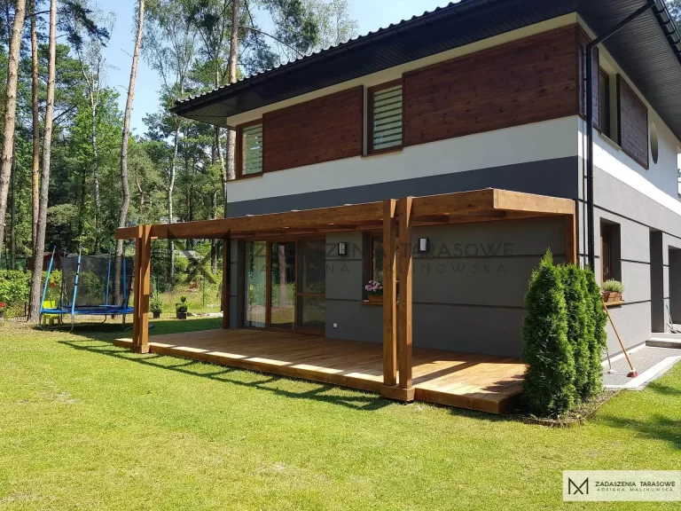 taras przy domu zadaszony
