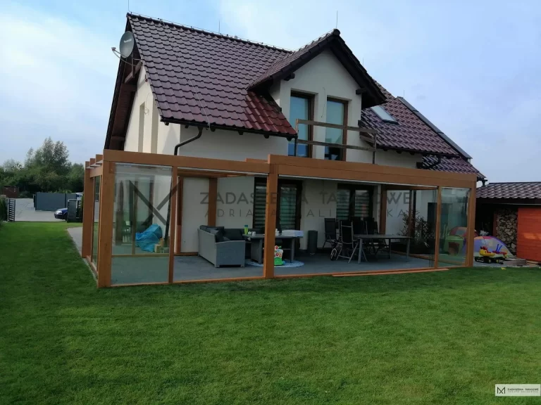 taras z drewnianym zadaszeniem