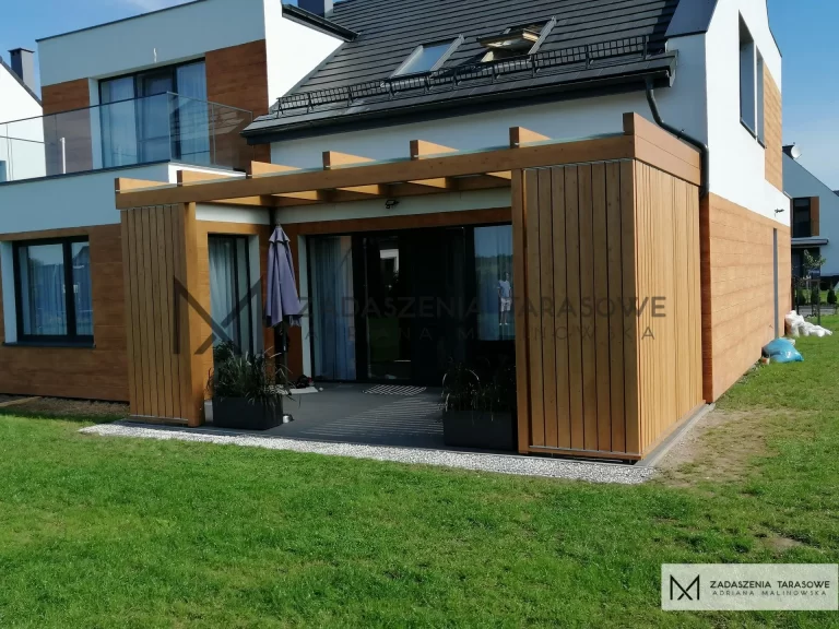 taras z kostki z zadaszeniem