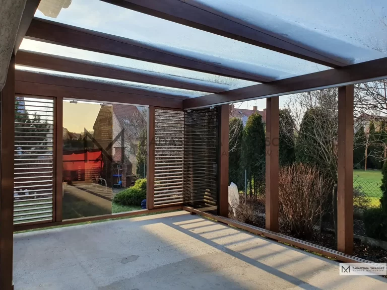 Szkło na dachu zimą