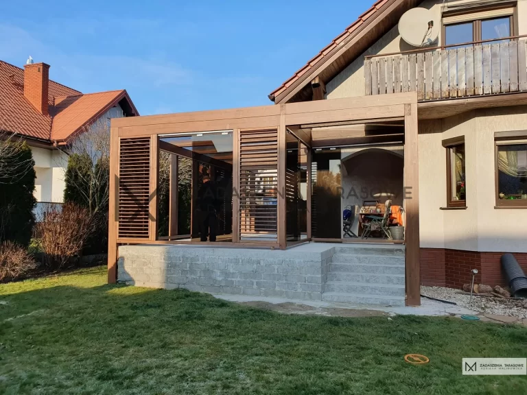 zadaszenie z żaluzjami