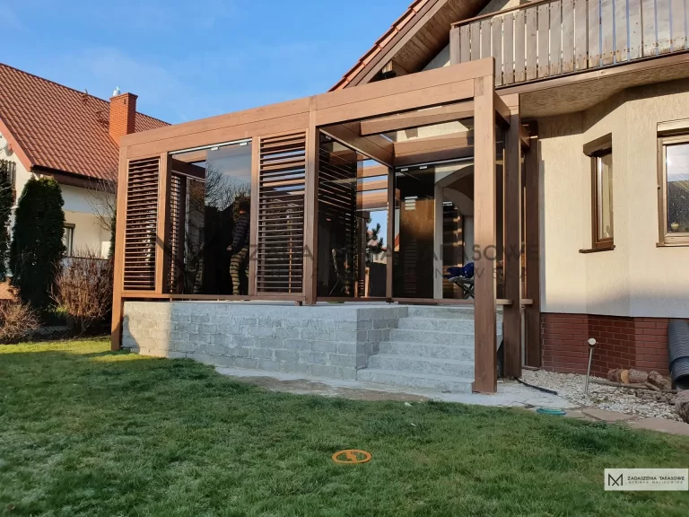 taras z pergolą ze szkłem