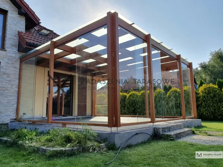 słupy kolumnowe w zadaszeniu tarasu