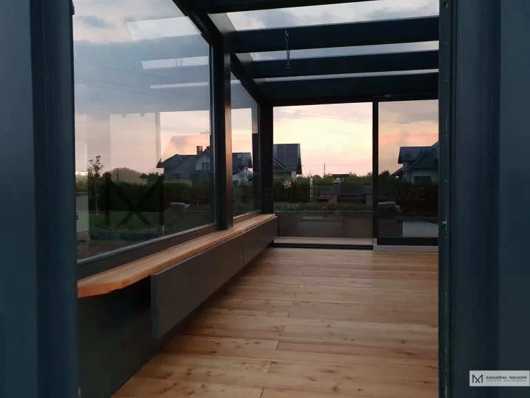 wnętrze ogrodu zimowego