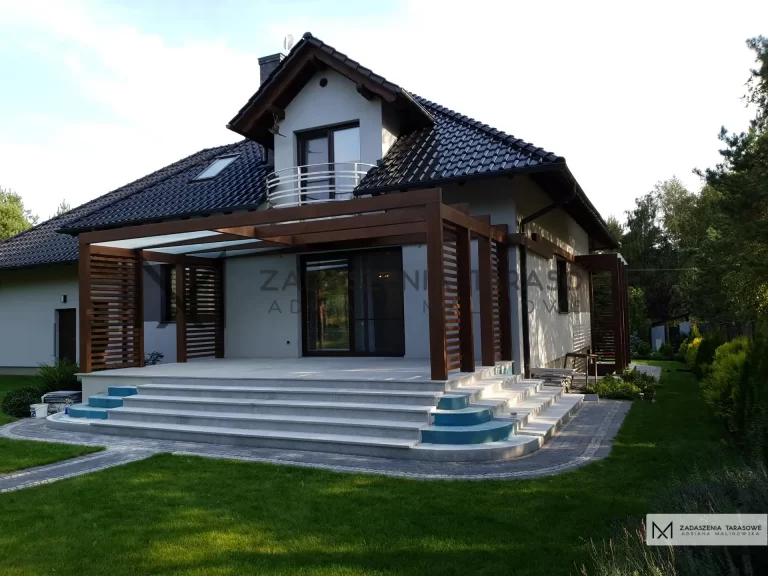 zadaszenie na wysokim tarasie w połowie szklane