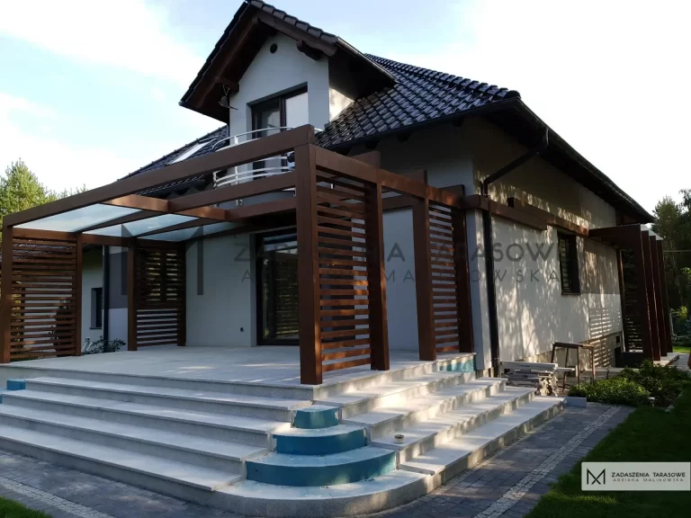 zadaszenie na wysokim tarasie z drewna