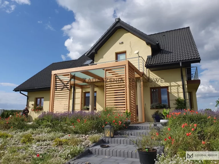 zadaszenie z zabudową ażurami