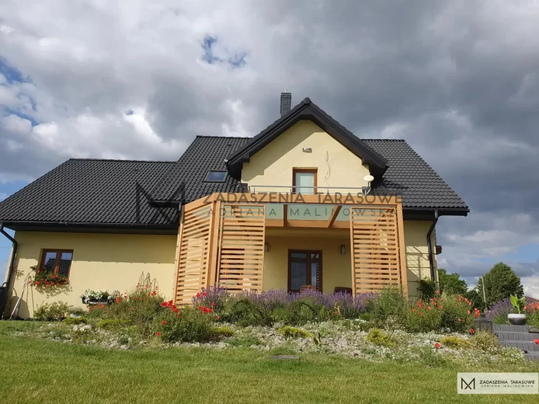 zadaszenie z zabudową przeciwsłoneczne