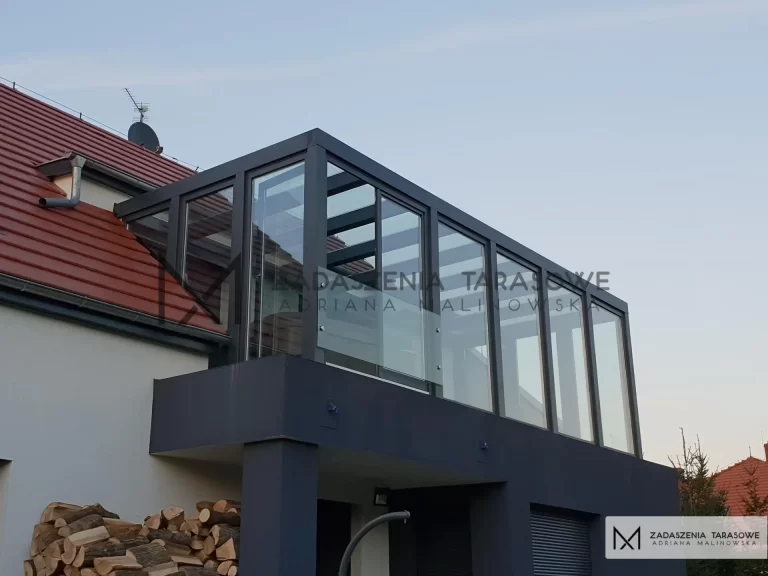 ogród zimowy na balkonie z balustradą