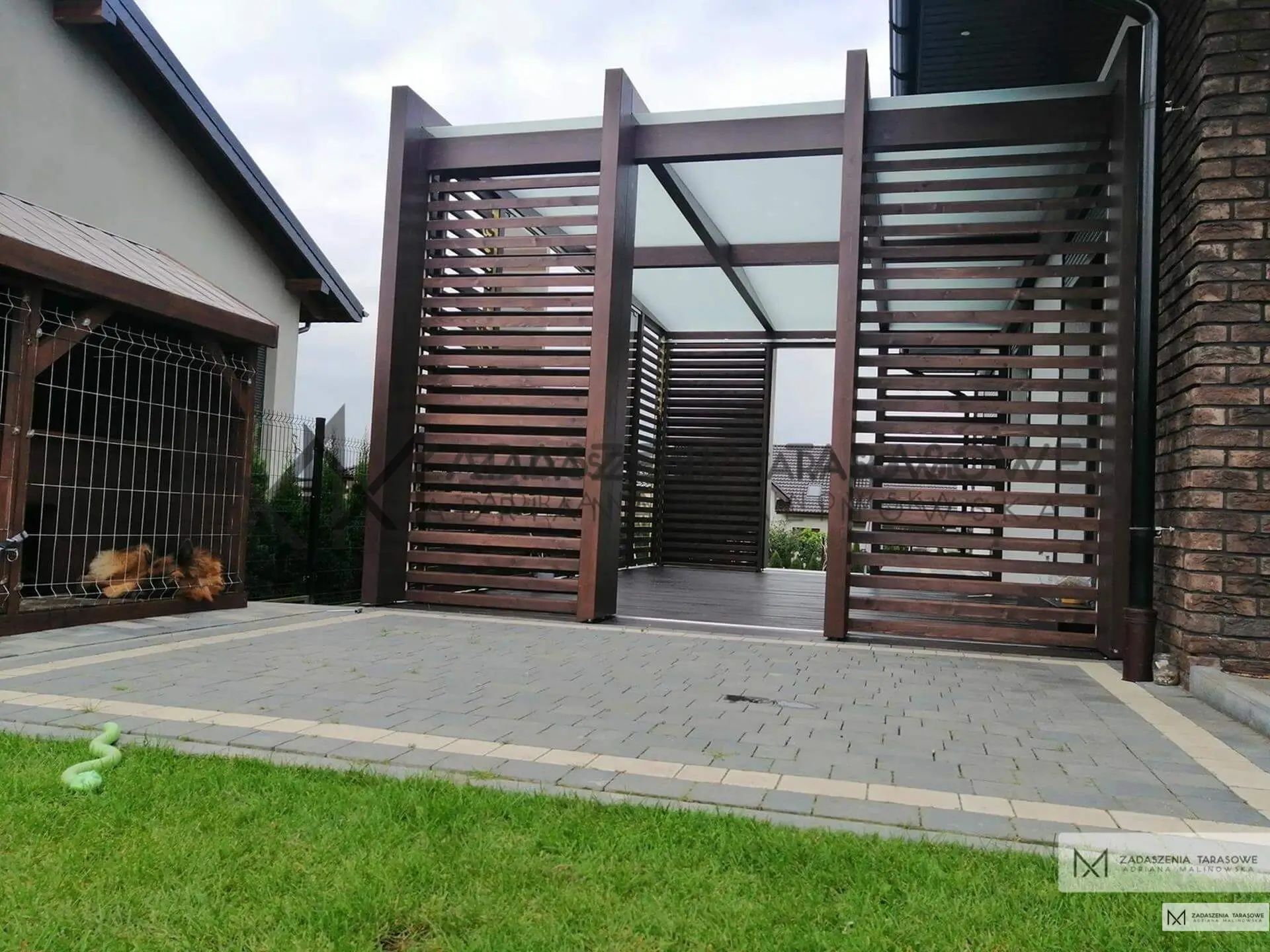 taras z kostki zadaszenie