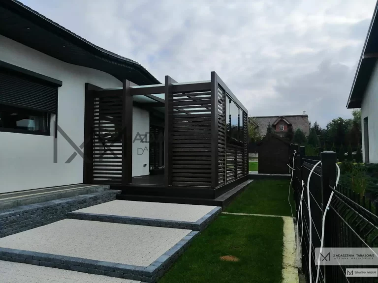 Taras z kostki z zadaszeniem