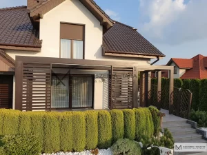 zadaszenie tarasu pod balkonem