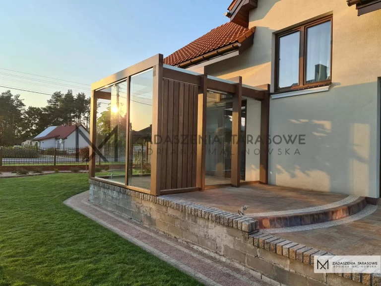 zadaszenie z lamelami pionowymi