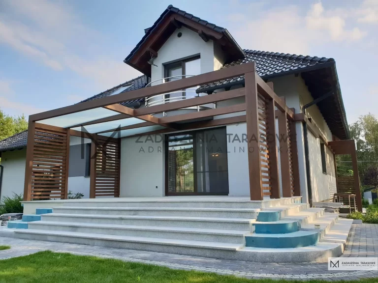 zadaszony oszklony taras z drewna