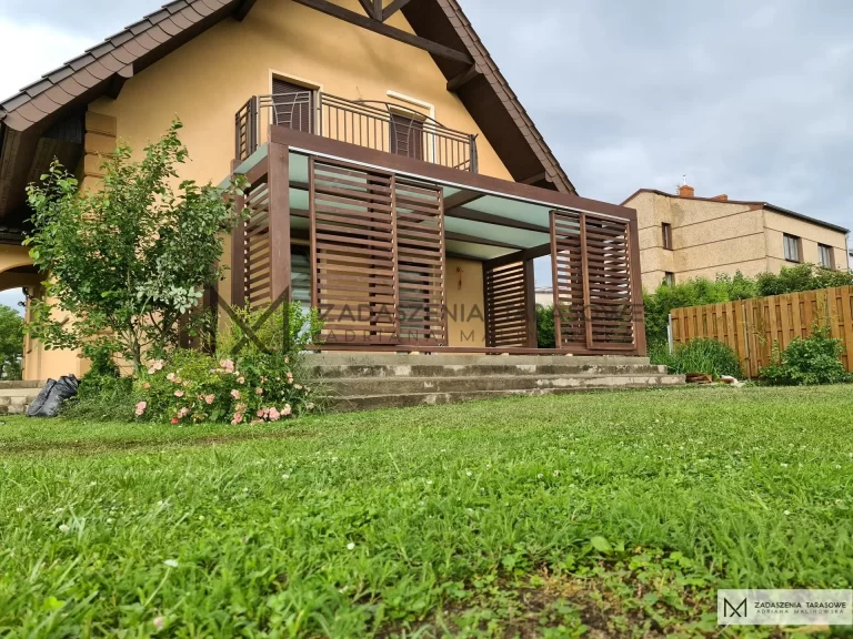 zadaszony taras pod balkinem