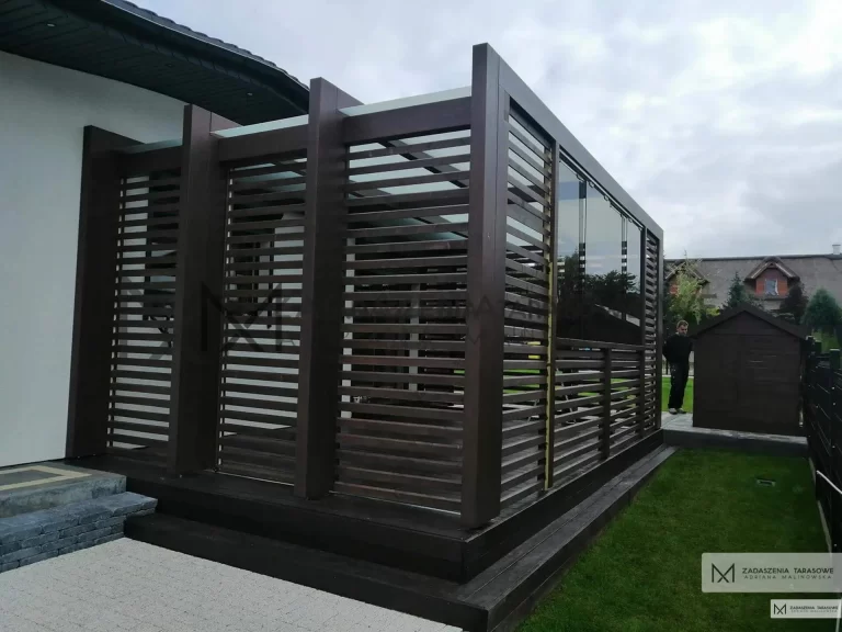 jak zbudować taras drewniany z zadaszeniem