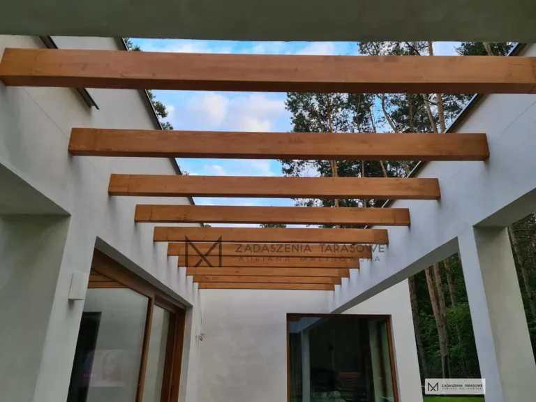 belki mocowane nad tarasem