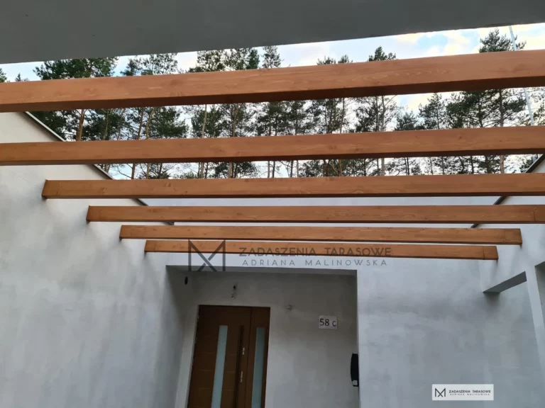 belki zamocowane nad tarasem