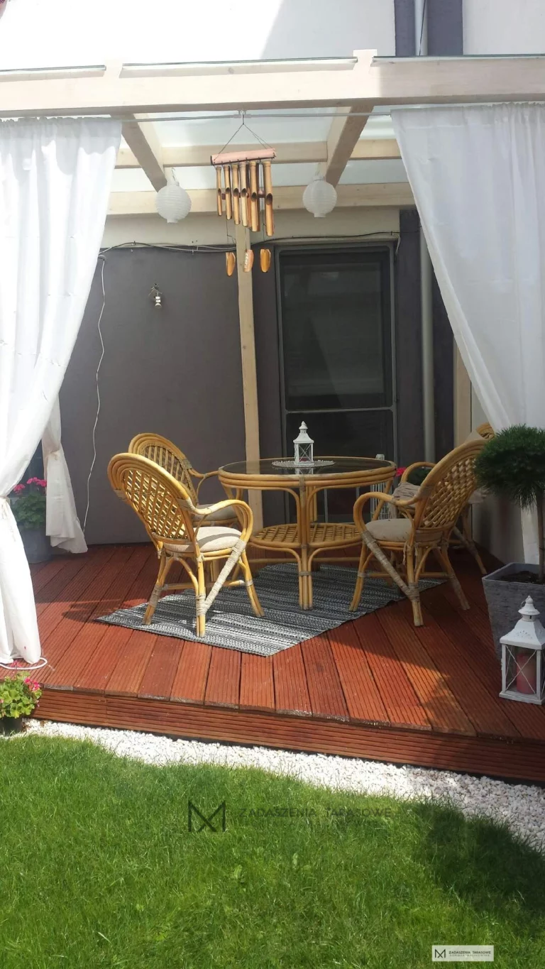 białe zadaszenie tarasu