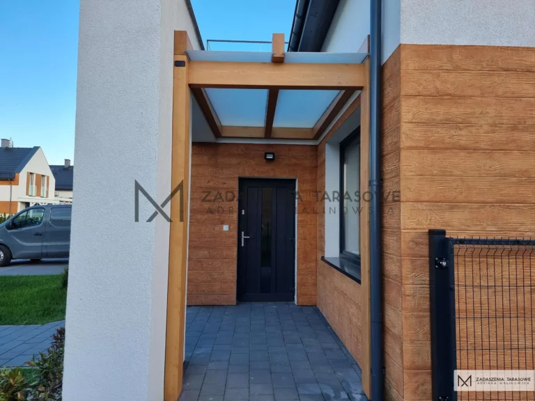 daszek nad drzwi domu