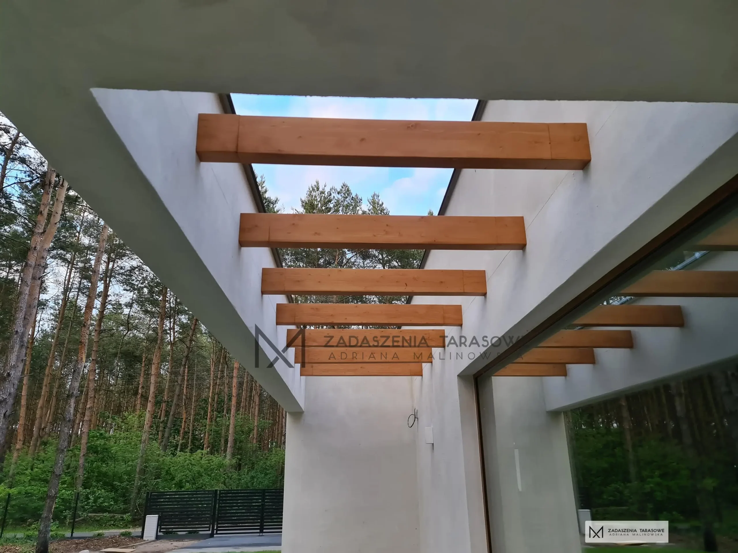 mocowanie belek nad tarasem