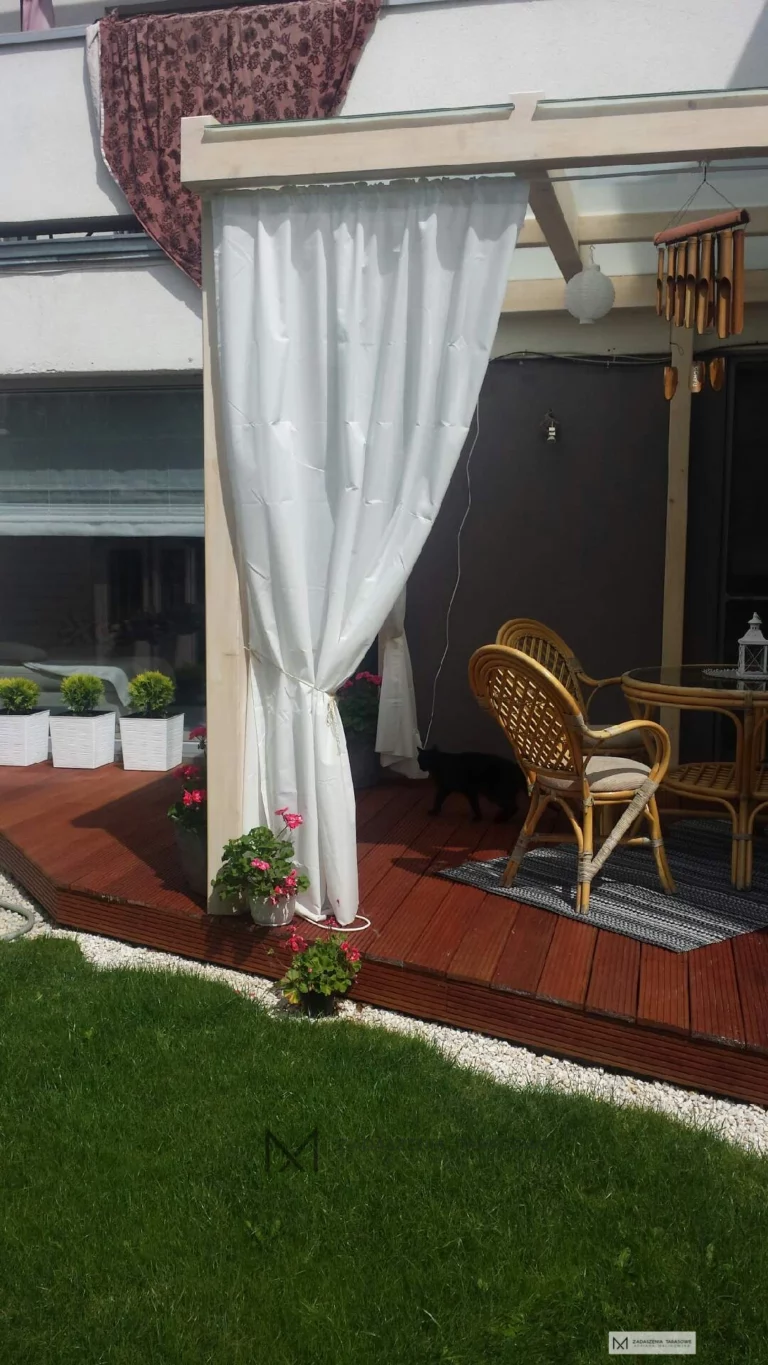 zasłony w białym zadaszeniu