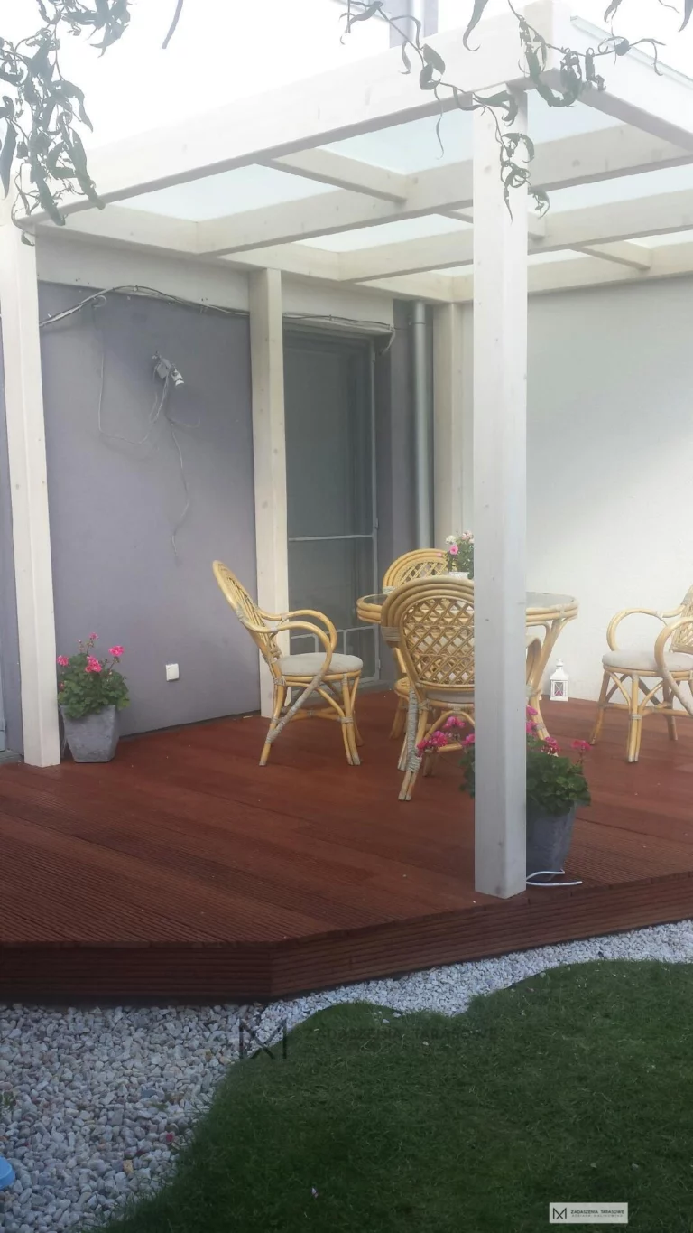 białe zadaszenie na tarasie