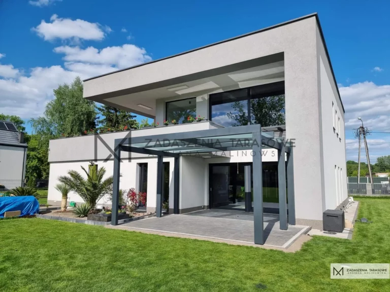 lamelowe zadaszenie ogrodowe w trakcie montażu