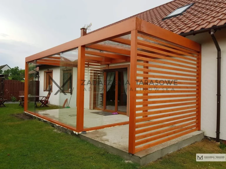 tarasowe zadaszenie z miejscem na grill i ażurami