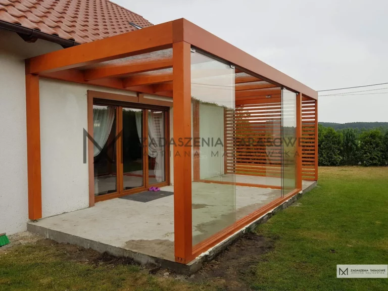 tarasowe zadaszenie zmiejscem na grill i szybami
