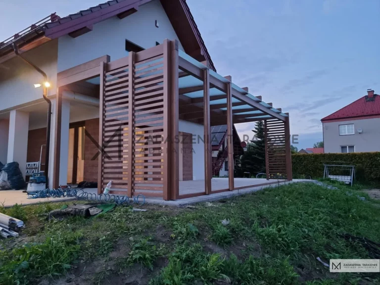 wysokie zadaszenie tarasowe