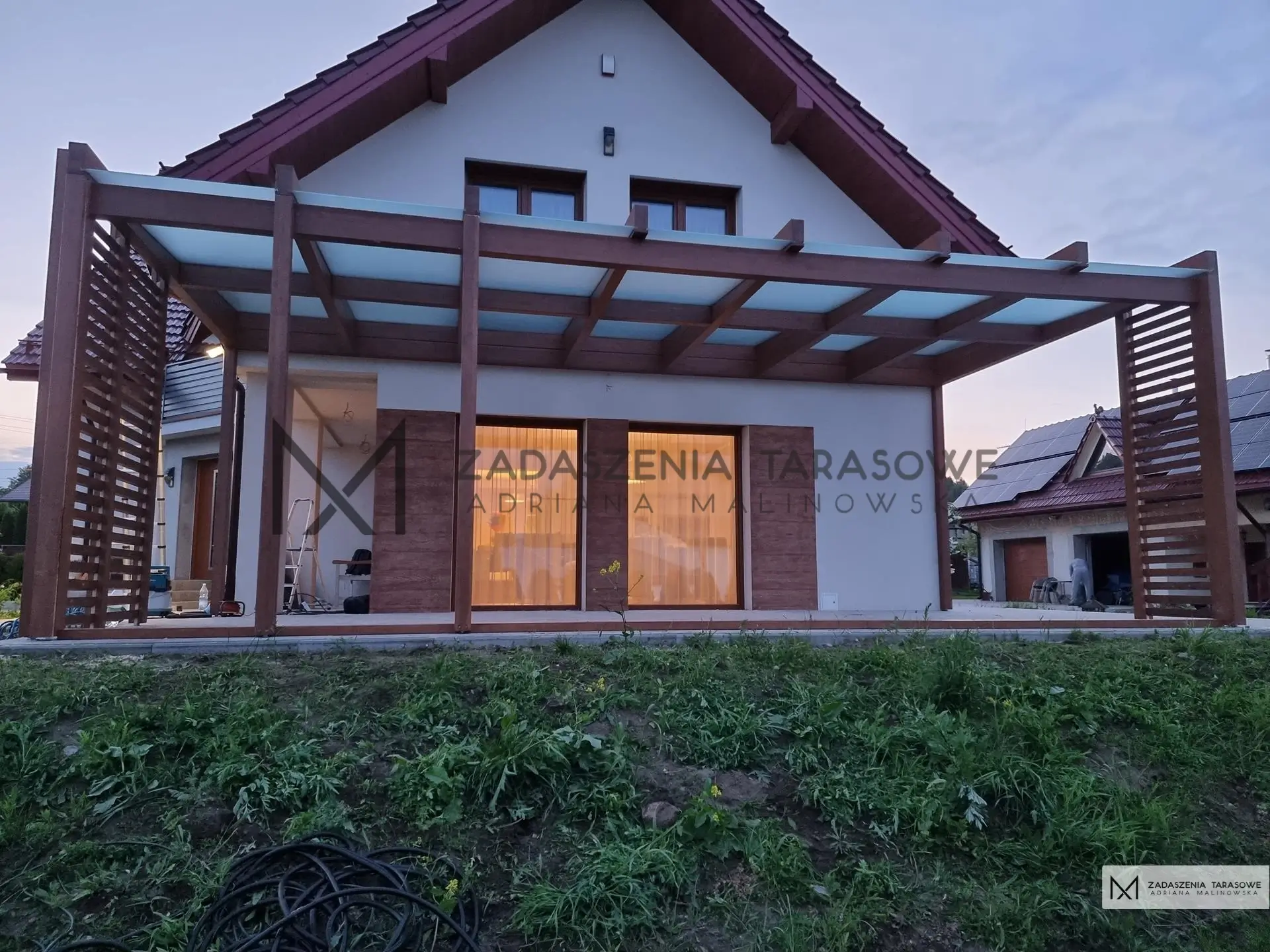 wysokie zadaszenie tarasowe z drewna