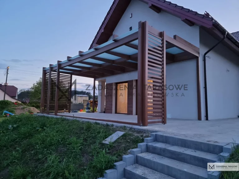 wysokie zadaszenie tarasowe ze szkłem w dachu