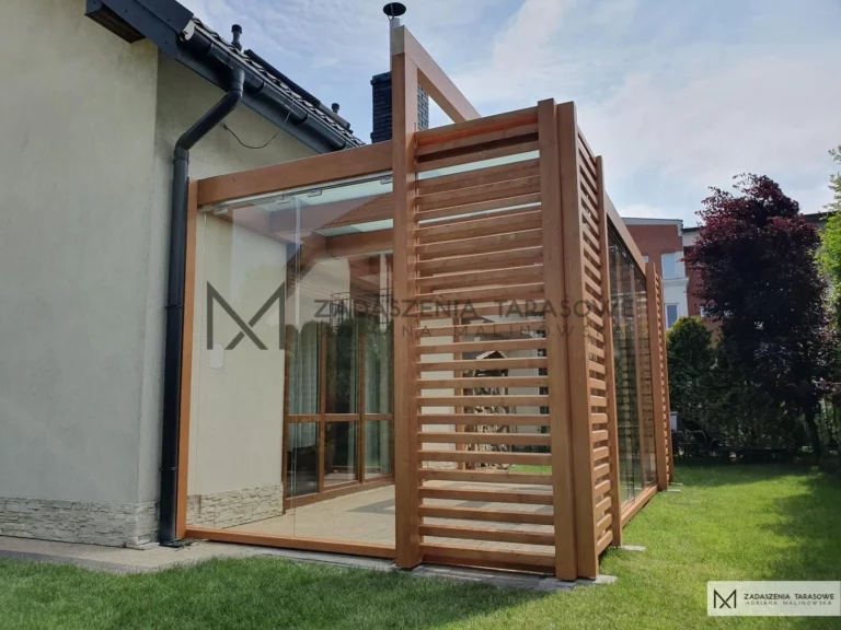 zadaszenie tarasu z belką nad dachem