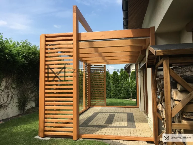 zadaszenie tarasu z belką nad dachem drewniane