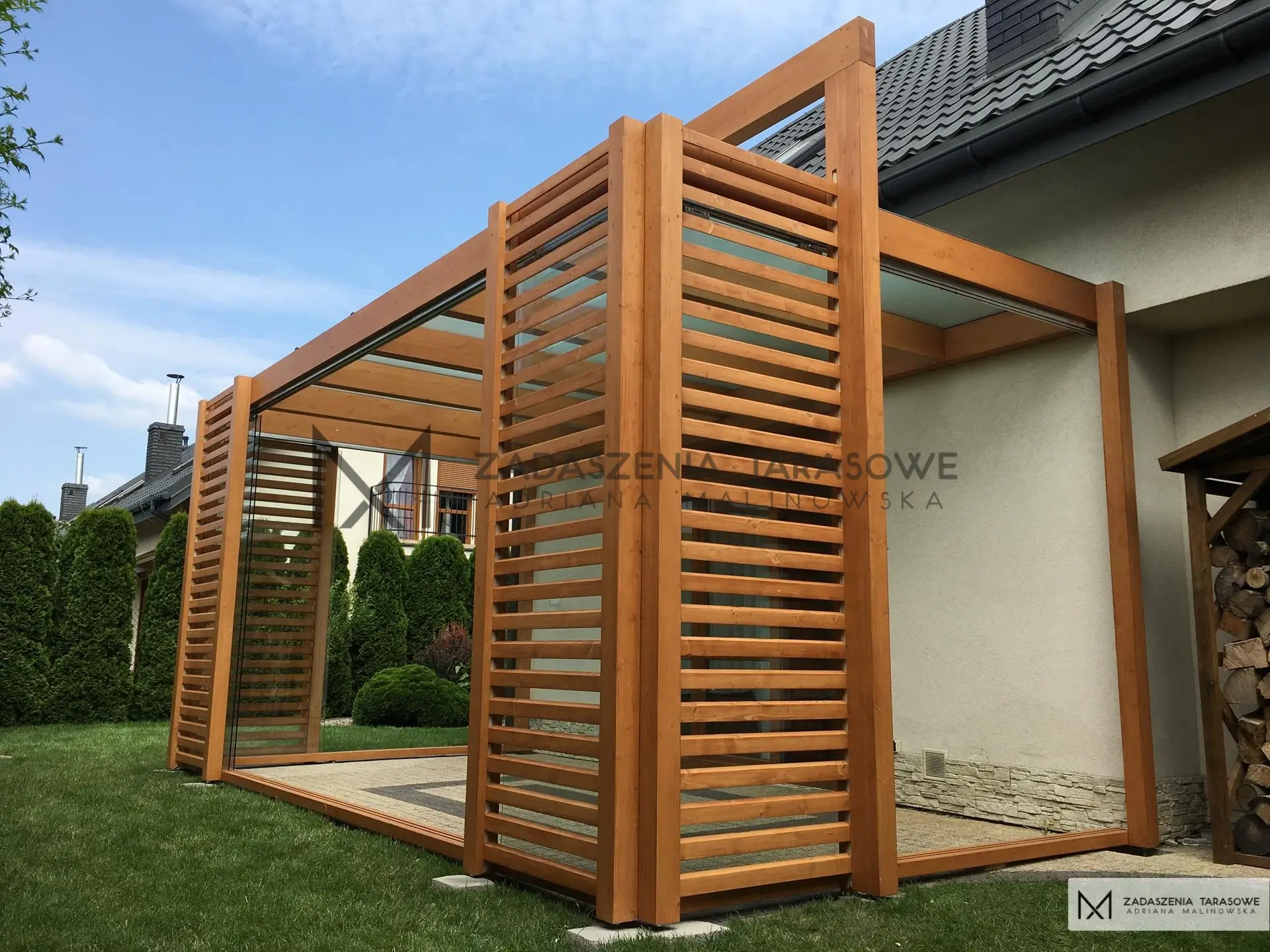 zadaszenie tarasu z belką nad dachem nowoczesne