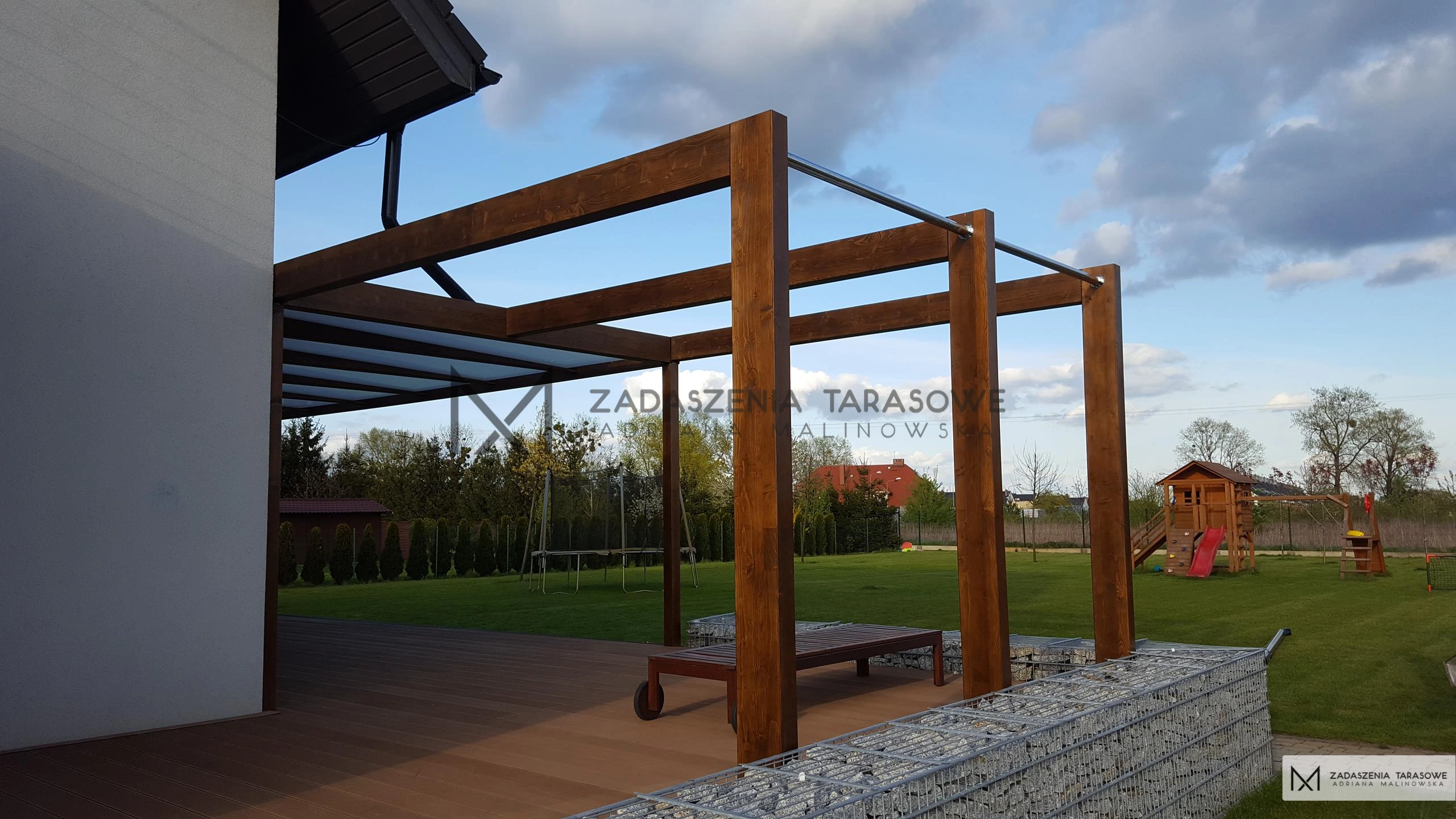 zadaszenie tarasu z nowoczesną pergolą