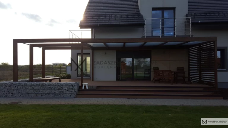 dom z dachem dwuspadowym i zadaszonym tarasem