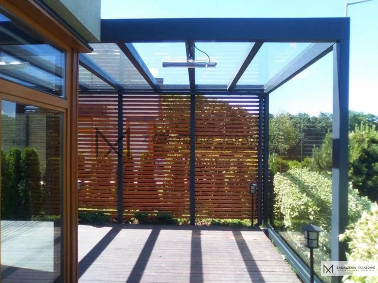 Zadaszenie ze szkłem akustycznym i panelami