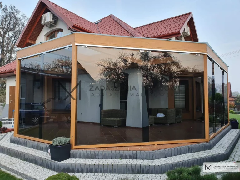 ładne zadaszenie ze szkłem grafitowym na taras