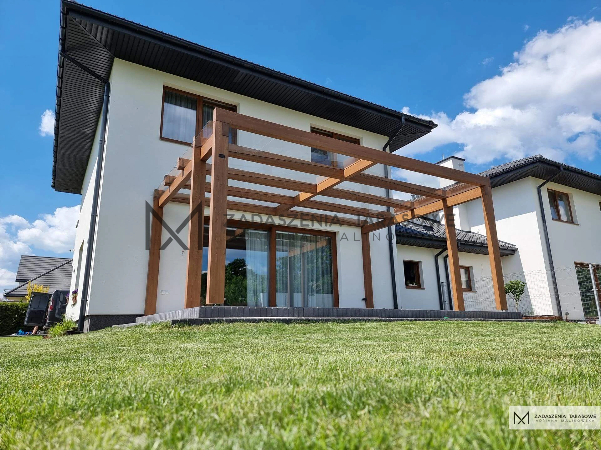 minimalizm w ogrodzie zadaszenie ze szkłem