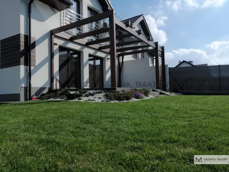 nowoczesne tarasy zadaszone z ażurami
