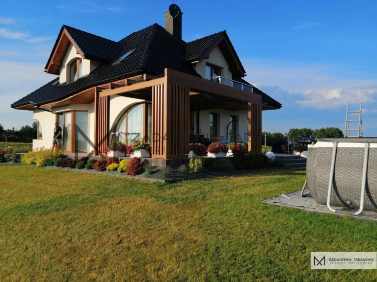 nowoczesne zadaszenie tarasu z lamelami i szkłem