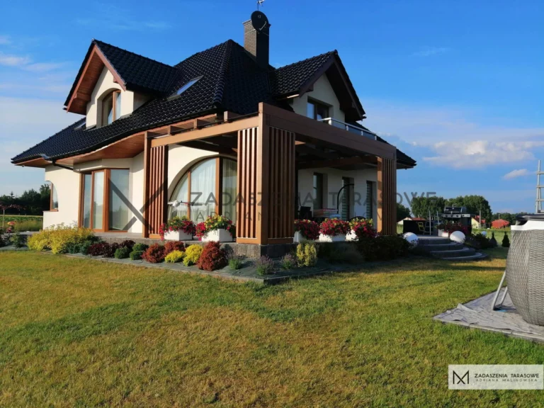 nowoczesne zadaszenie tarasu z lamelami kolor orzech