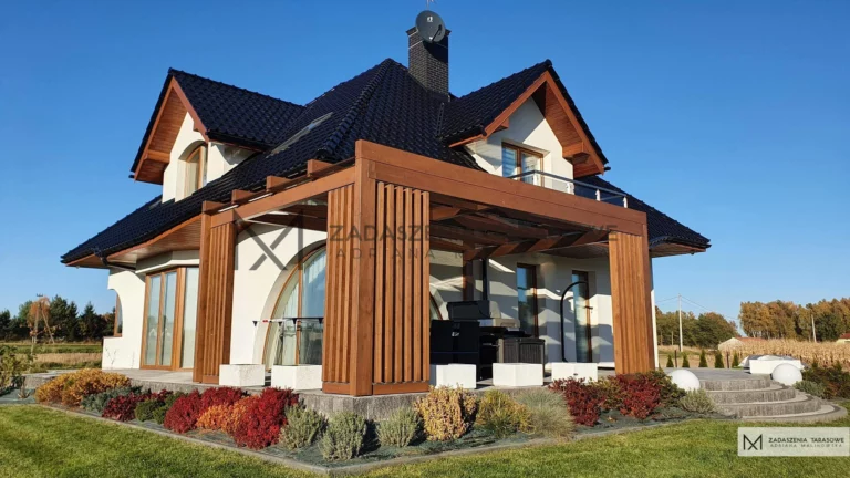 zadaszenie na tle domu