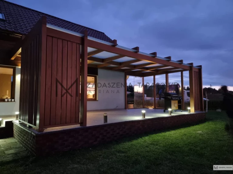 taras z zaadaszeniem i lamelami