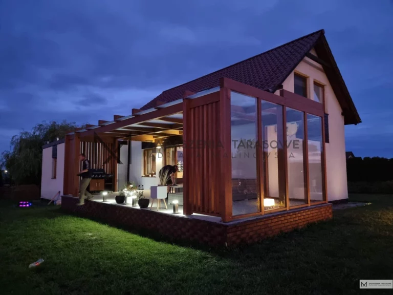 zadaszenie tarasu ze szkła i drewna