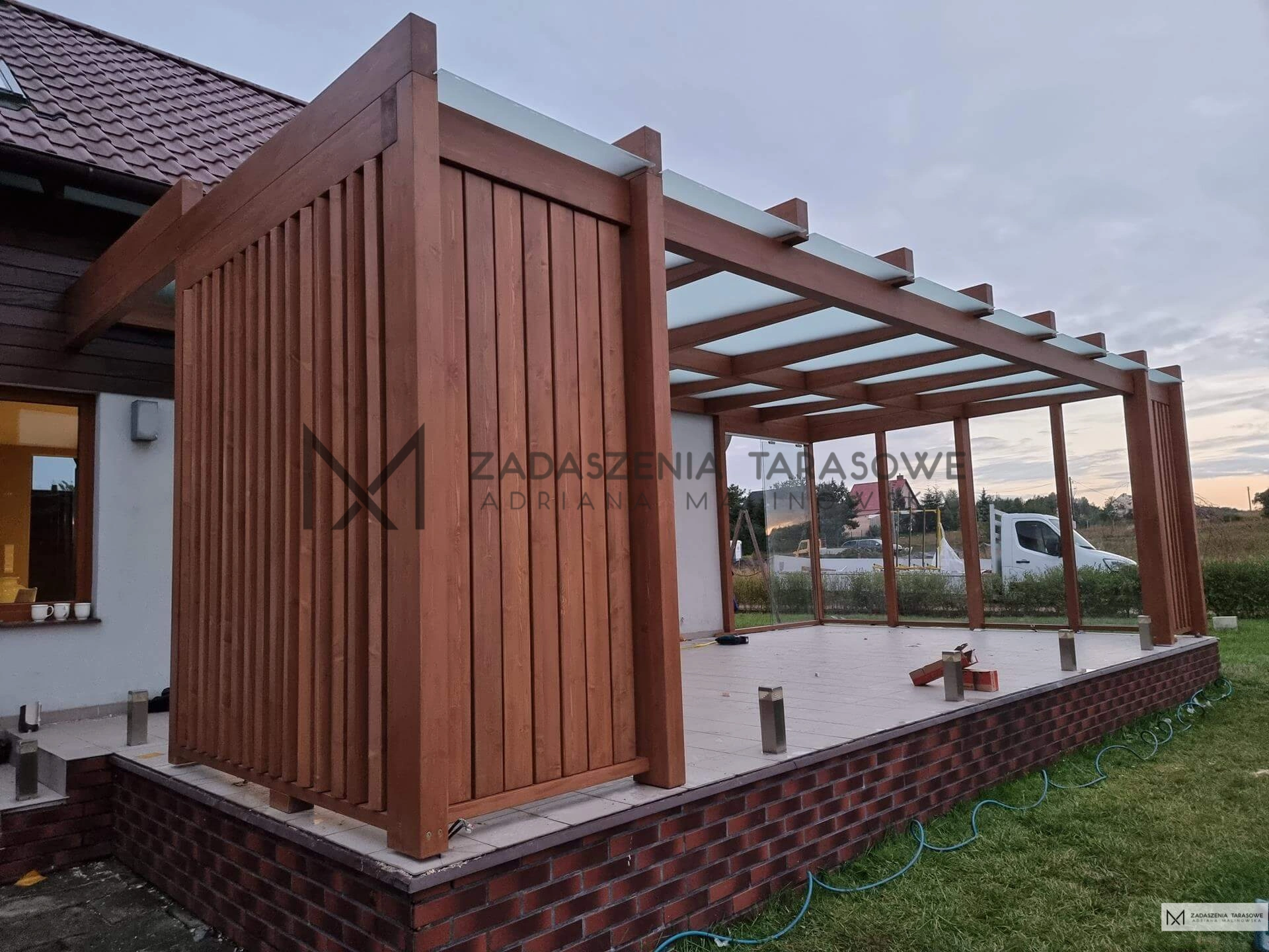 zadaszenie w trakcie montażu