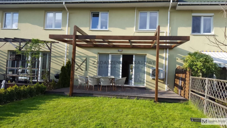 Zadaszenie w domu szeregowym typ pergola