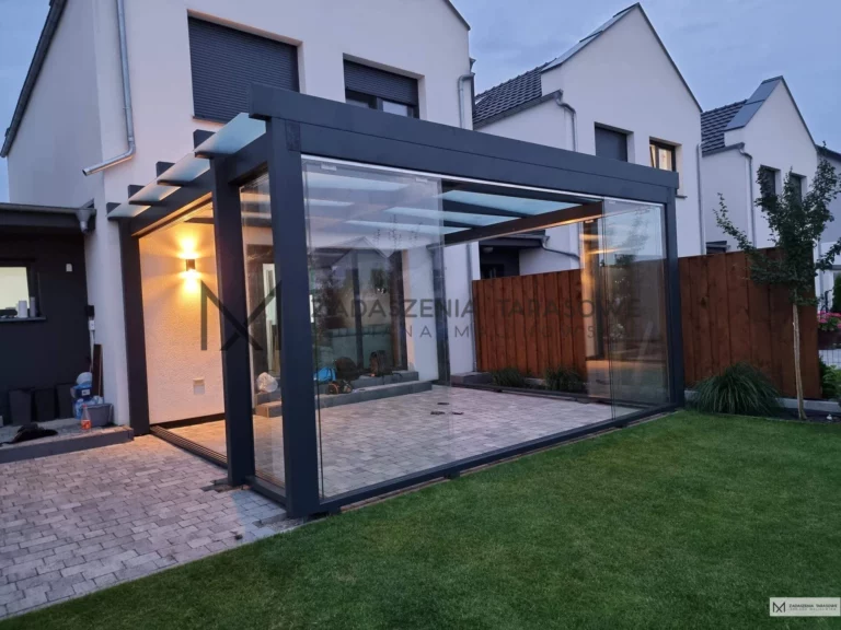 taras zadaszony ze szkłem ruchomym i stałym